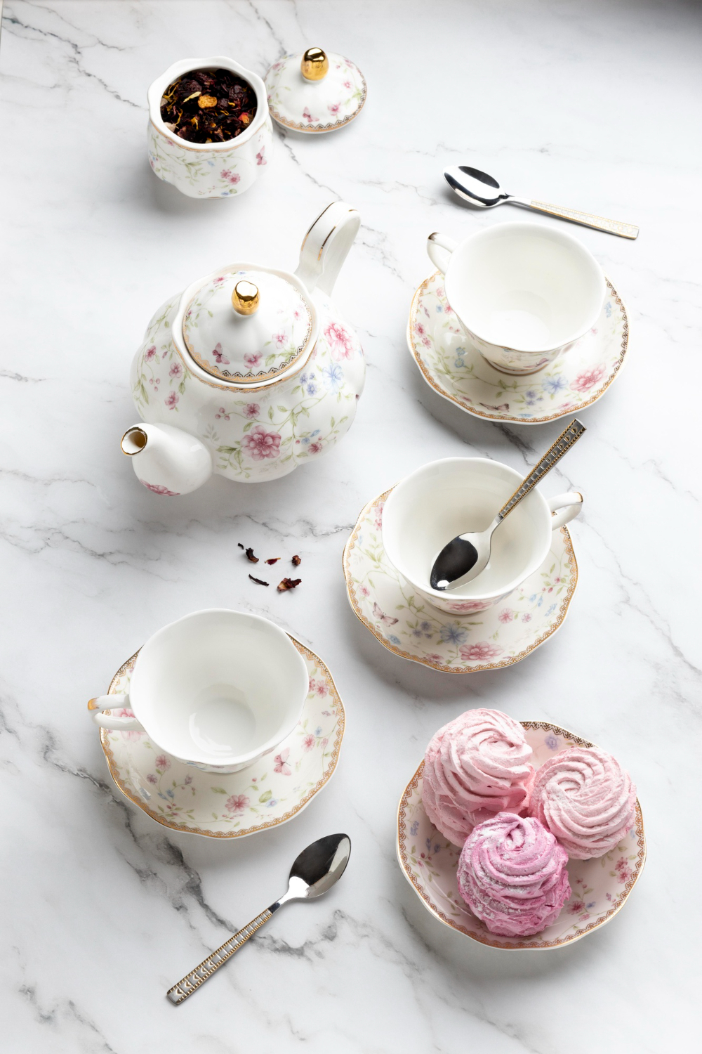 Dekoratif desenleri olan kahve kupaları ve çay fincanları